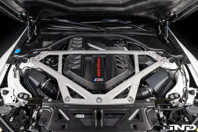 Eventuri karbon motor kapağı takılı BMW S58 motor