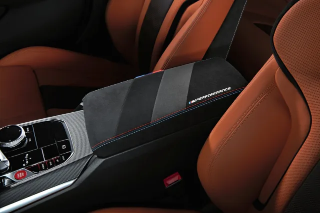 BMW M4 G82 iç mekânında Alcantara kolçak