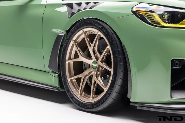 BMW M2 G87 üzerinde altın renkli BBS FI-R Evo dövme jant